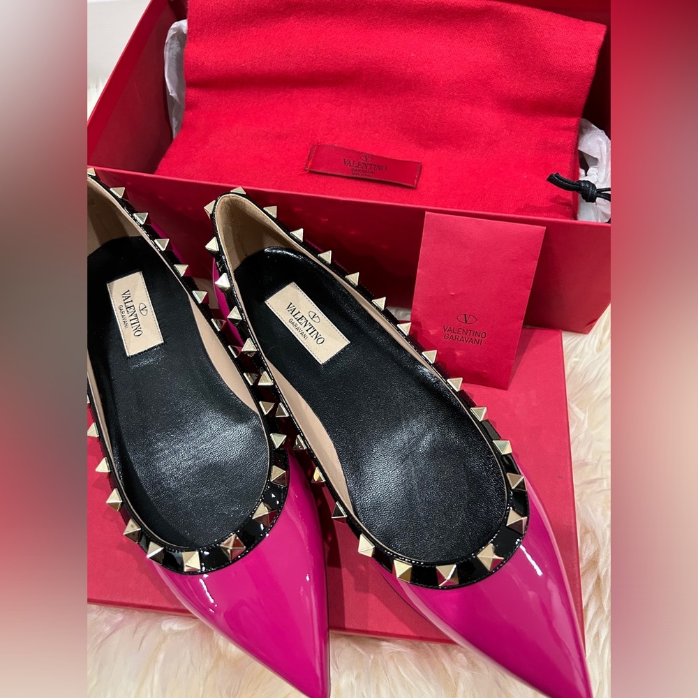 VALENTINO GARAVANI Rockstud Patent Leather Flats – Hot Pink (37 / US 7)